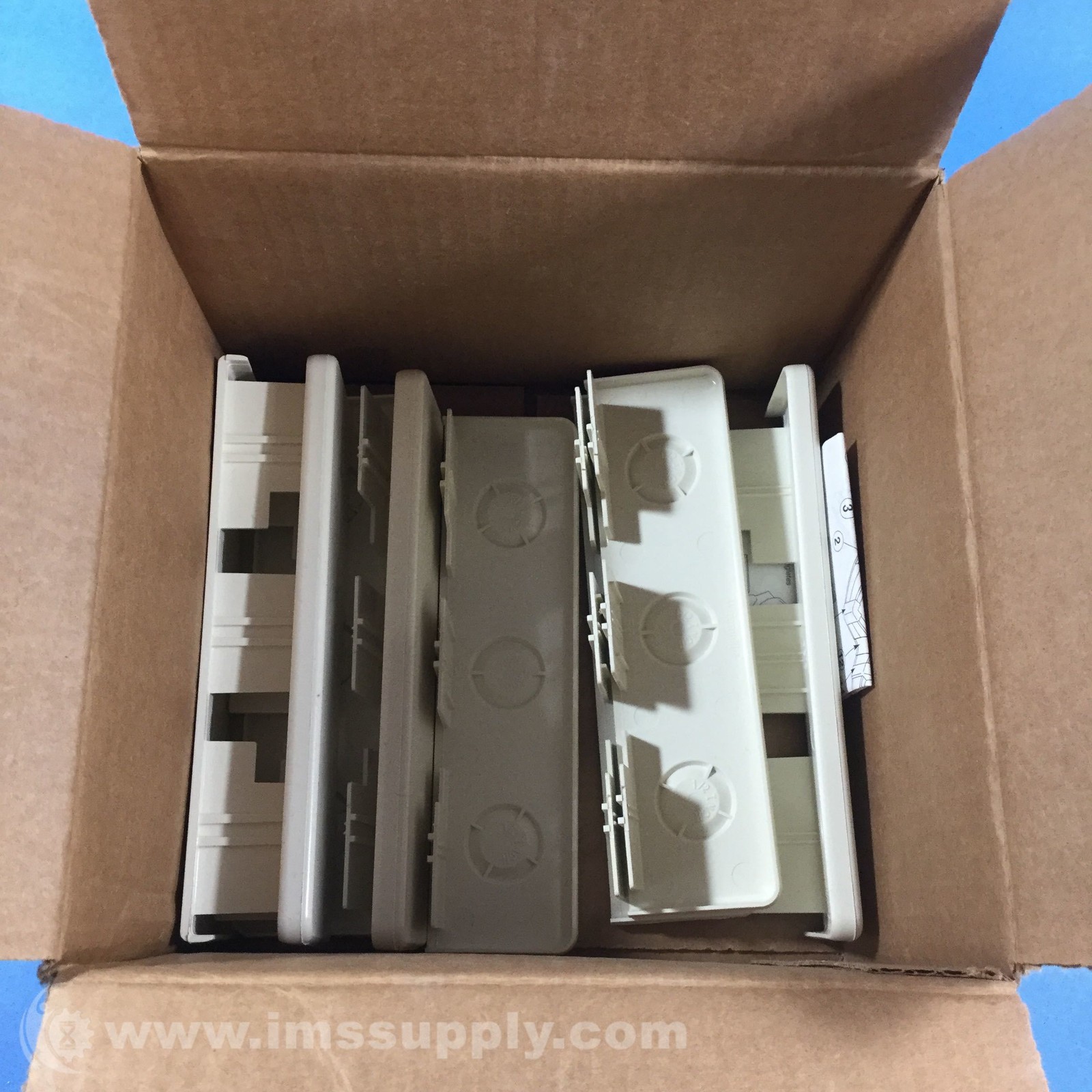 Wiremold 5510 Ivory Non Metallic Endplate 3825