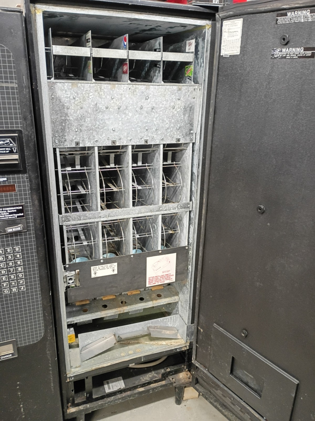 Glassfront Vendor /Can Drink Merchandiser 11