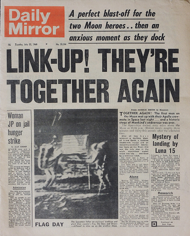 DAILY MIRROR NEWSPAPER 22 JULY 1969 . APOLLO 11 MAN ON THE MOON FRONT COVER NASA
