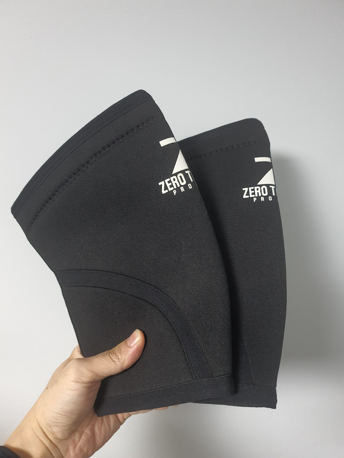 Zero to Hero 7 mm Neoprene Nice Sleeve Health Knee Guard Ni Wrap - Black M size