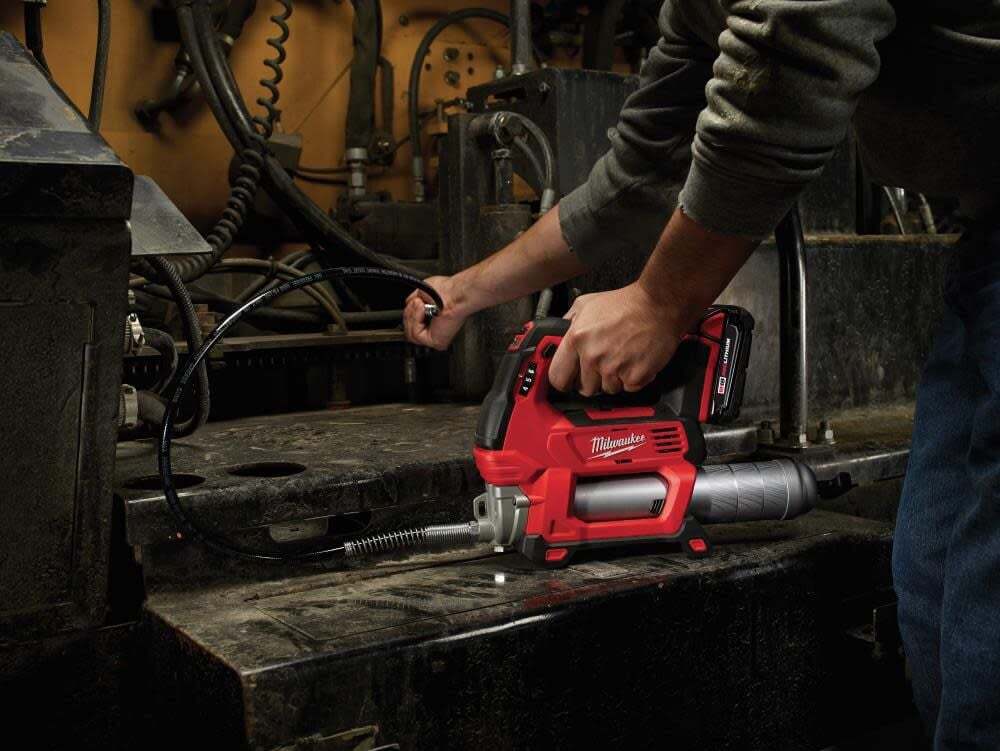 Milwaukee M18 2-Speed Grease Gun 1Ct Kit