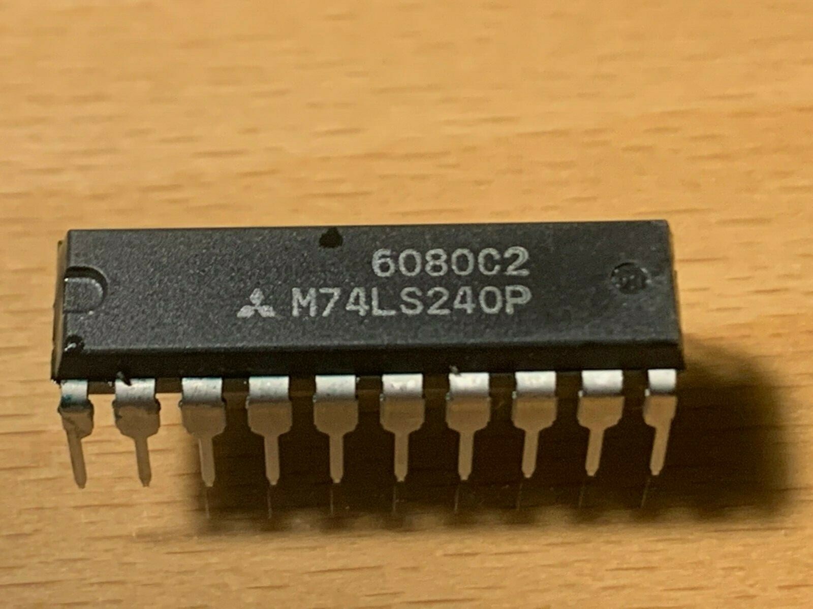 MITSUBISHI IC - M74LS240P - Driver/Buffer Device Dual 4-Bit, 20-Pin Dip.