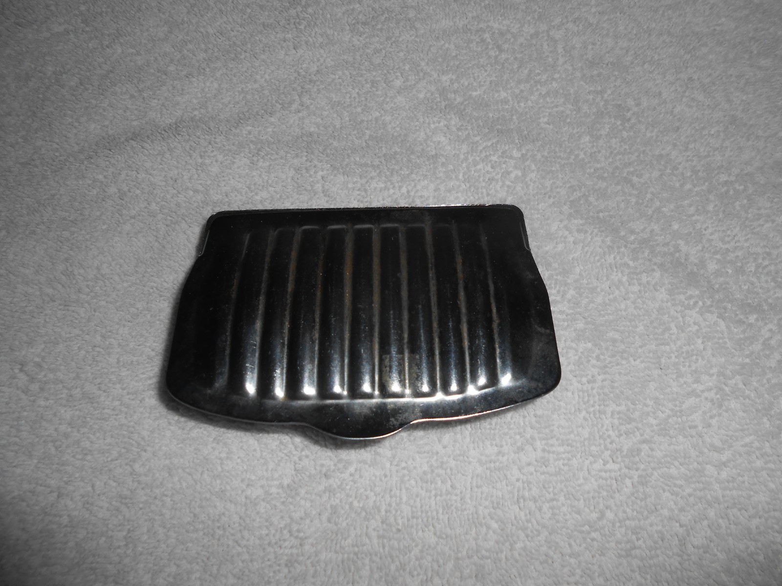 VINTAGE AUTO  MAGNETISED CLAM SHELL DASHBOARD CIGARETTE ASHTRAY