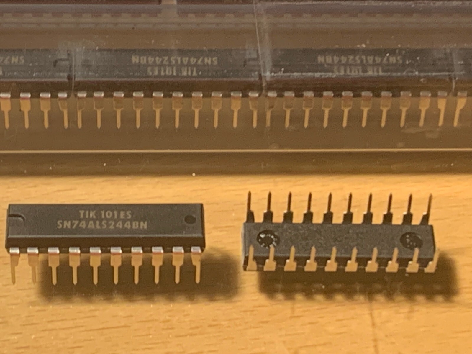 SN74ALS244BN - TI - 20 PIN DIP - BUFFER/ LINE DRIVER - NOS.