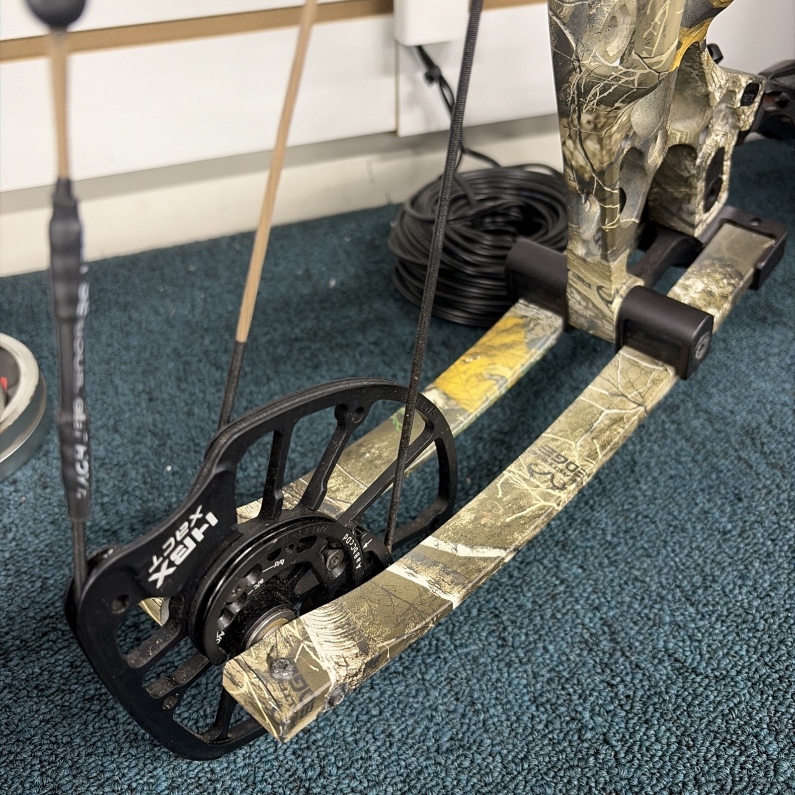 Hoyt Alpha X 30 Camo Compound Bow Package FULLY LOADED