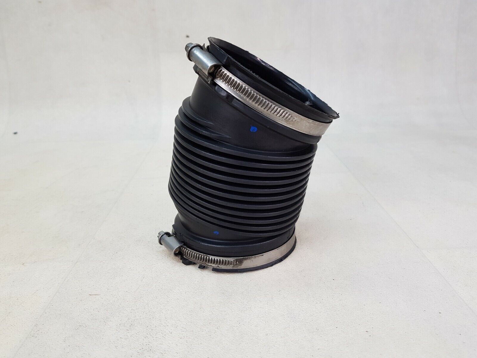 BMW M5 F10 11-16 4.4 PETROL DRIVER RIGHT BANK AIRBOX TO TURBO PLASTIC HOSE PIPE