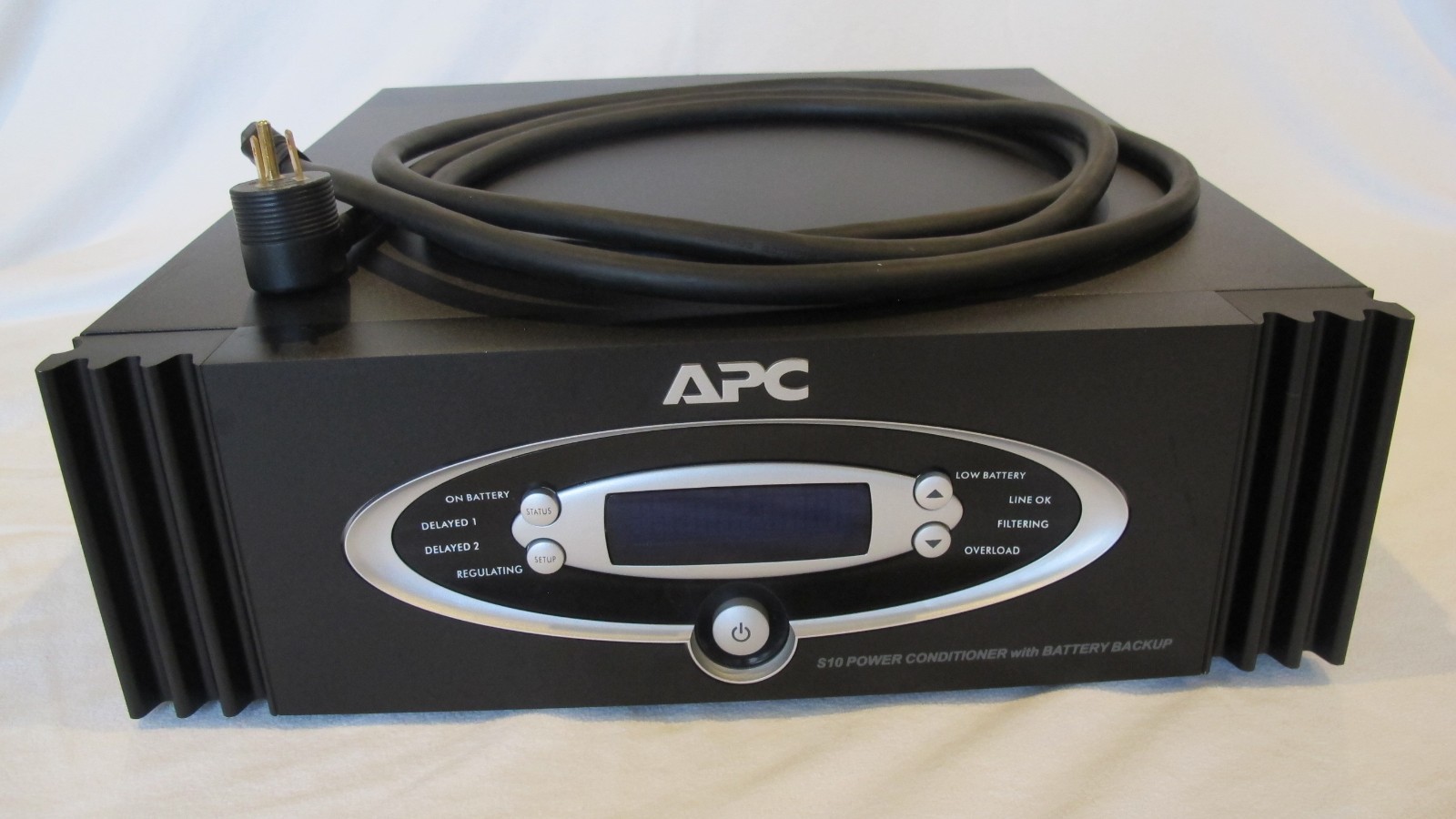Home Theater APC S10 Black 1000VA Audio Video Power Conditioner Needs Batteries