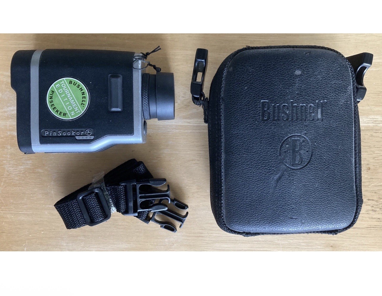Bushnell PinSeeker 1500 7x26 Laser Rangefinder w/Case, Lens Cap