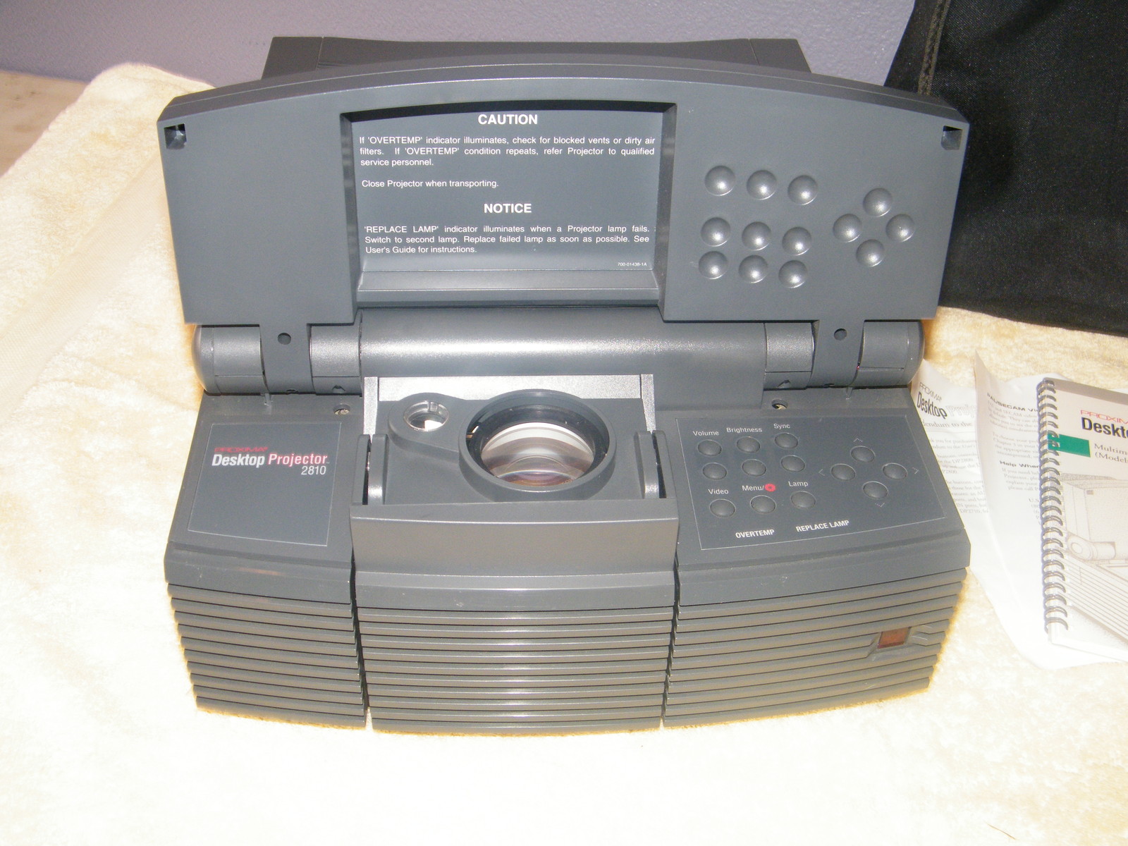 PROXIMA DESKTOP MULTIMEDIA LCD VIDEO PROJECTOR MODEL 2810 / CASE & NEW BULBS!