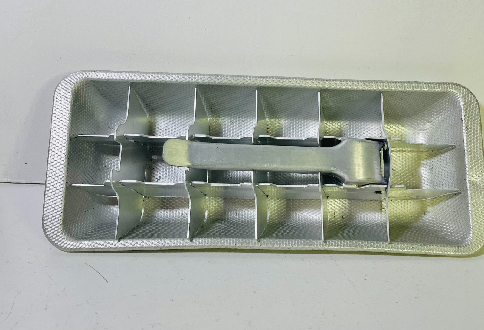 VTG Magic Touch 18 Cube Ice Tray Textured Aluminum Pull Handle MCM Kitchen