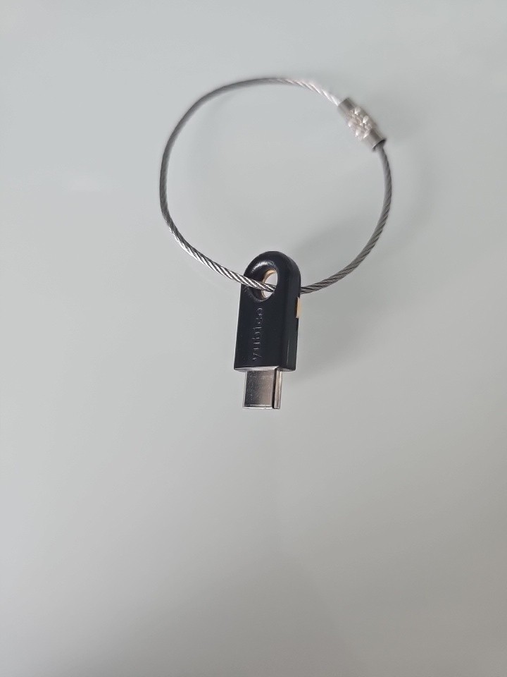 Yubico  5c USB-C w/keyhole FIDO2  Security Key