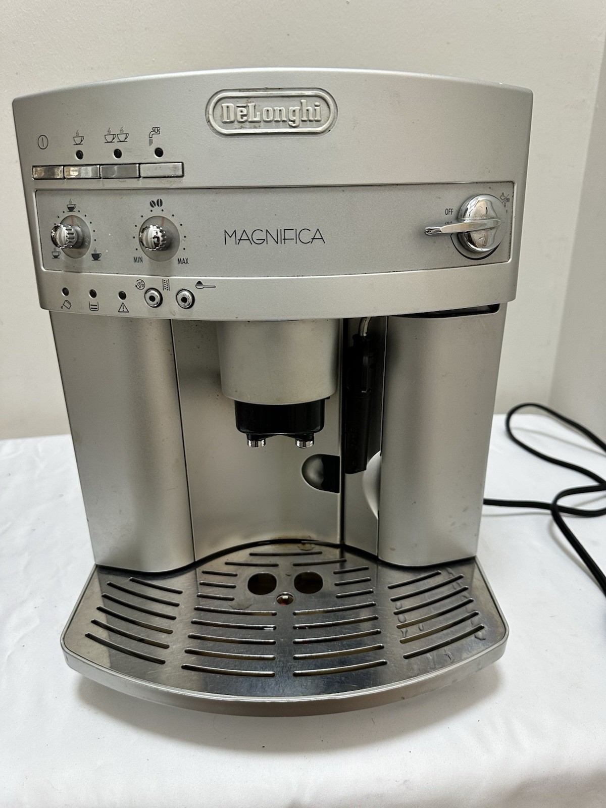 DeLonghi Coffee Maker Magnifica ESAM-3300 - WORKS MAKES GREAT COFFEE