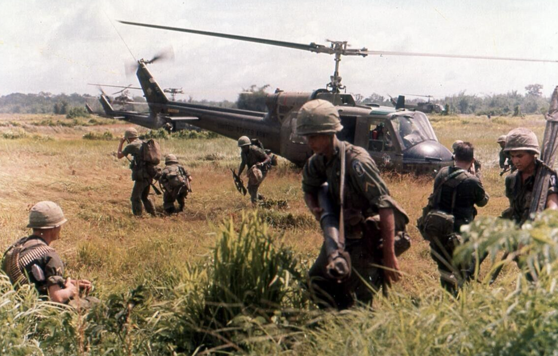 Vietnam War Photo -- UH-1 Huey + Soldiers.
