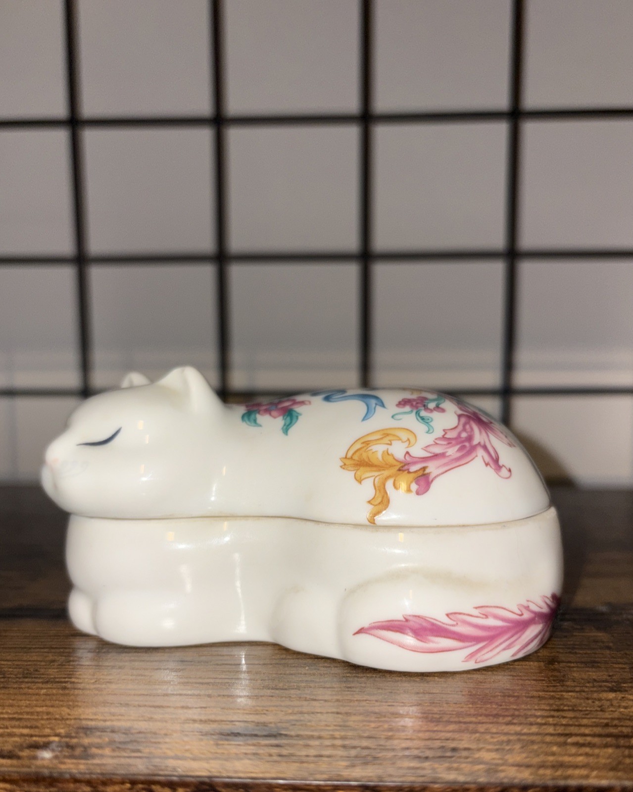 Elizabeth Arden Palais De Versailles Porcelain Sleeping Cat Trinket Jewelry Box