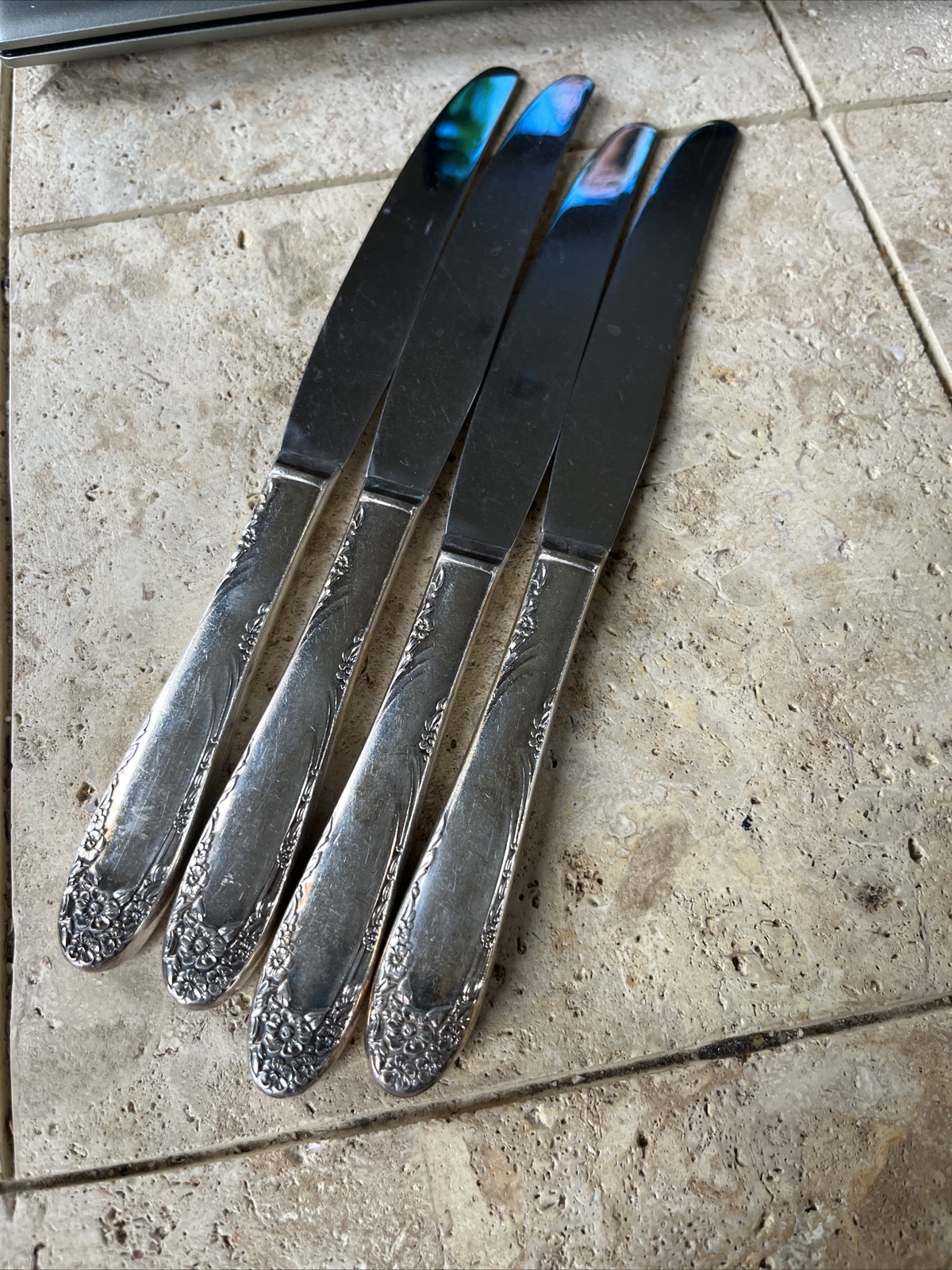 4 Simeon L & George H Rogers Oneida silverplate flatware Knives English Garden