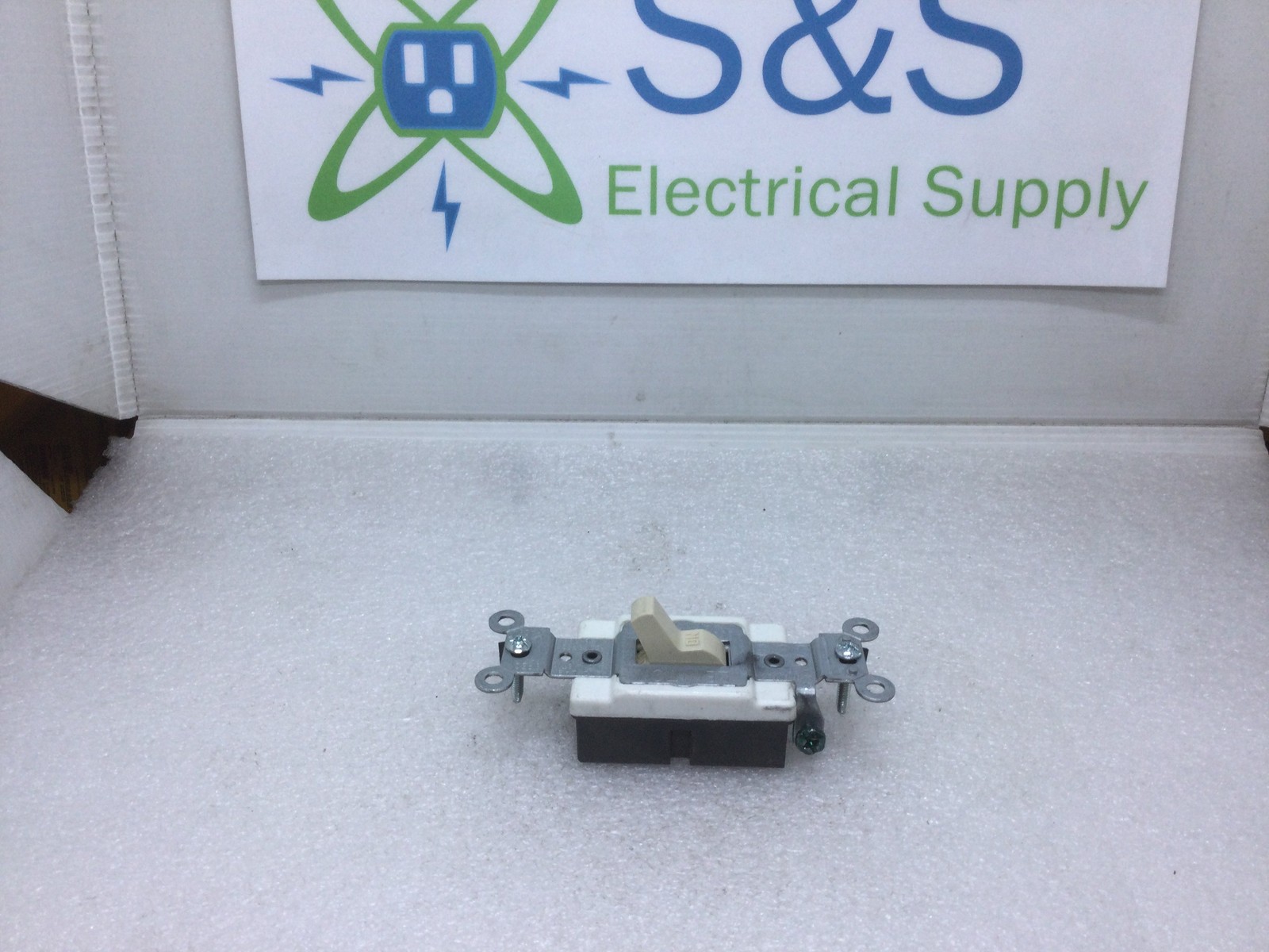 Leviton CS120-2I 20A 120/277VAC Single Pole Toggle Switch Side Wired - Ivory