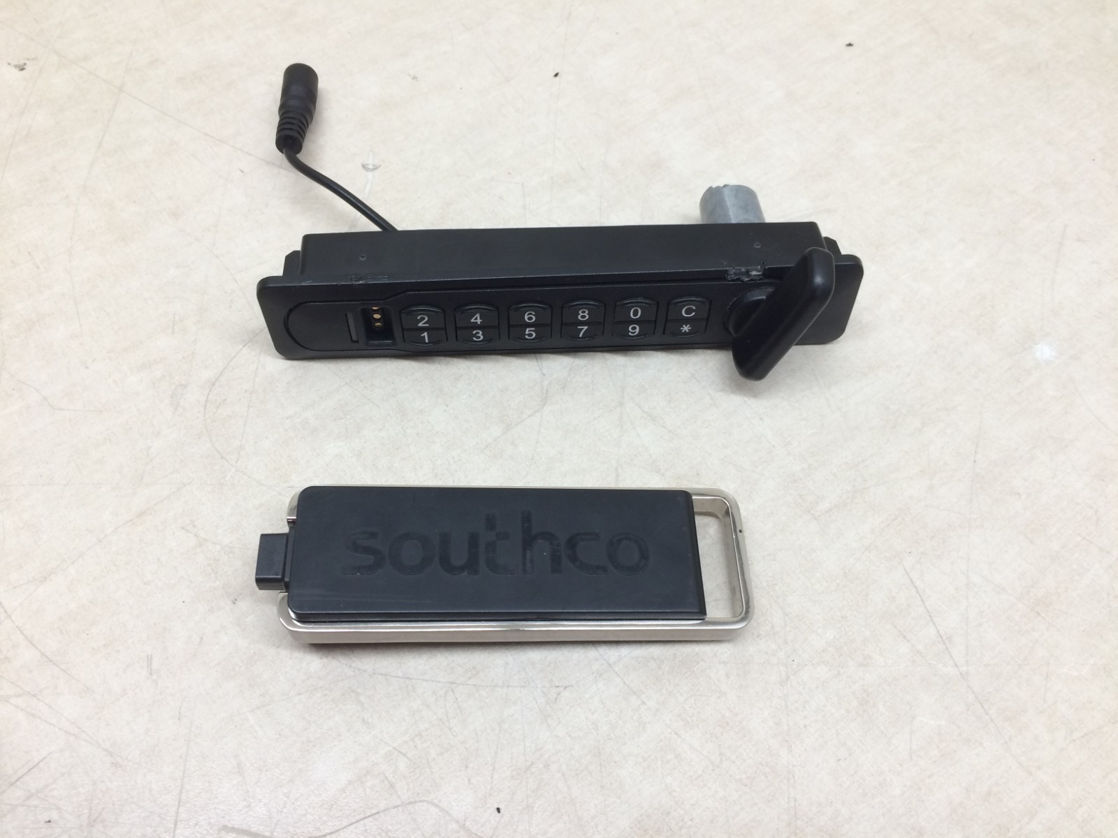 Southco SC-12-100 Self Contained Electronic Locking System w/ Key 0003197578