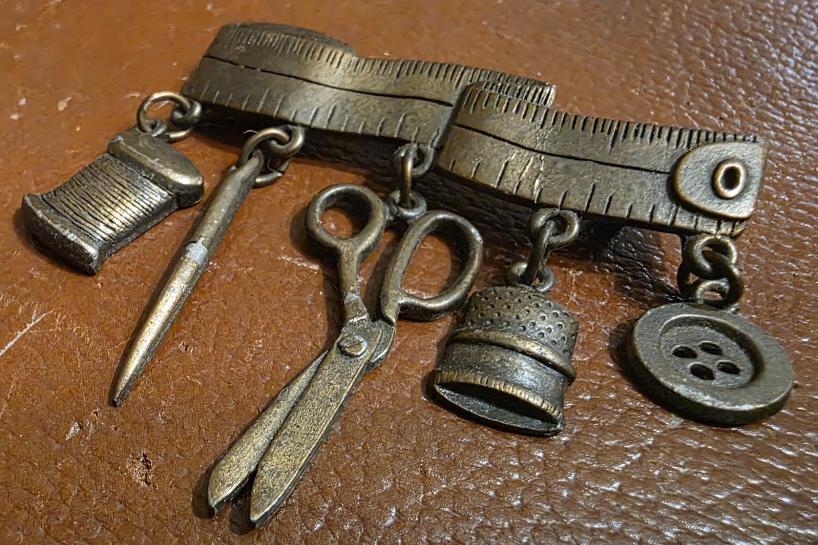 VINTAGE SEWING THEME LAPEL PIN
