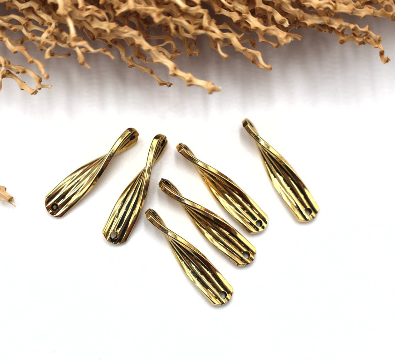 6 Twisted Brass Plated Connectors (MP165)
