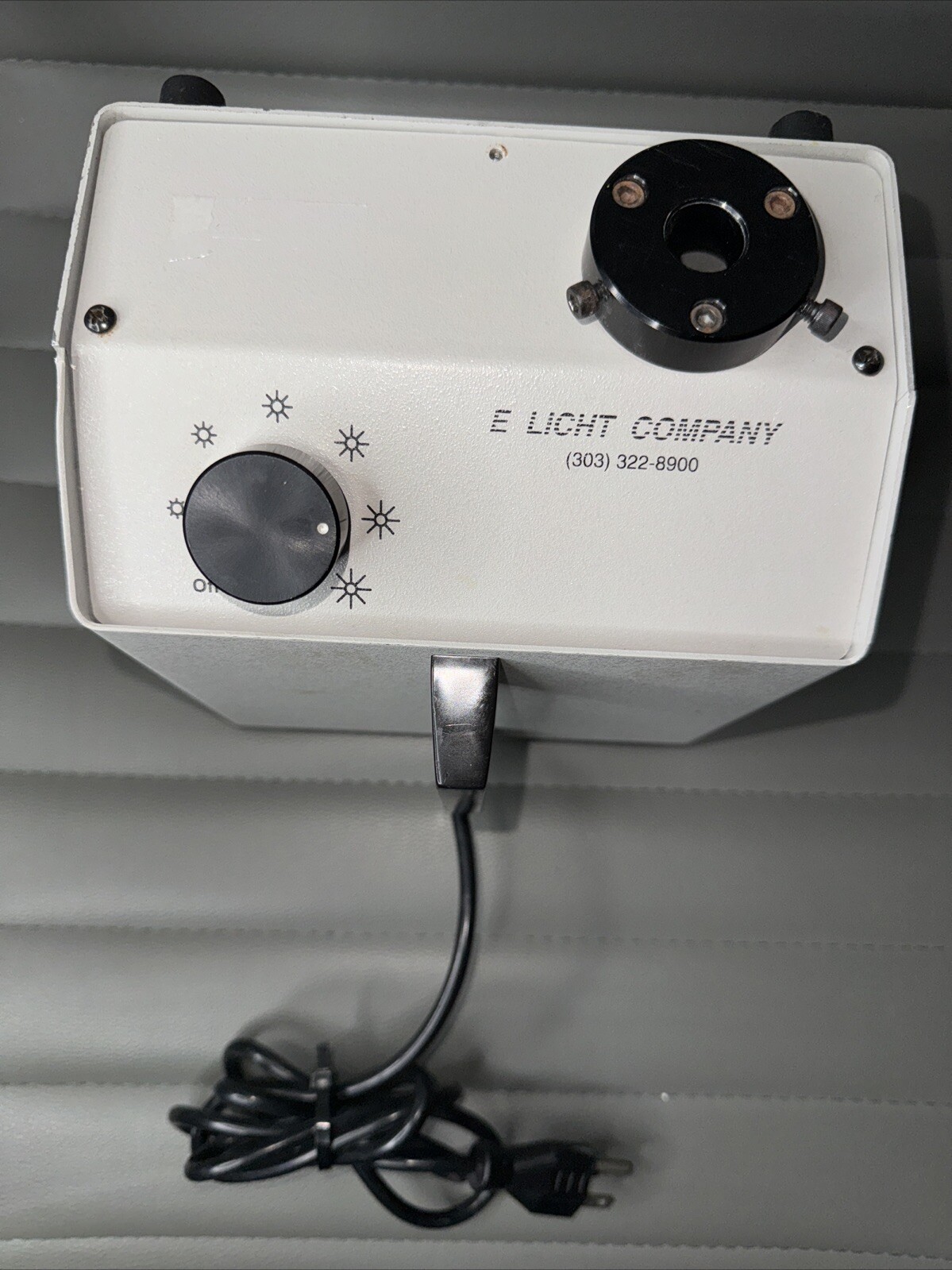 E LIGHT FIBER OPTIC MODEL FOI-150 ILLUMINATOR