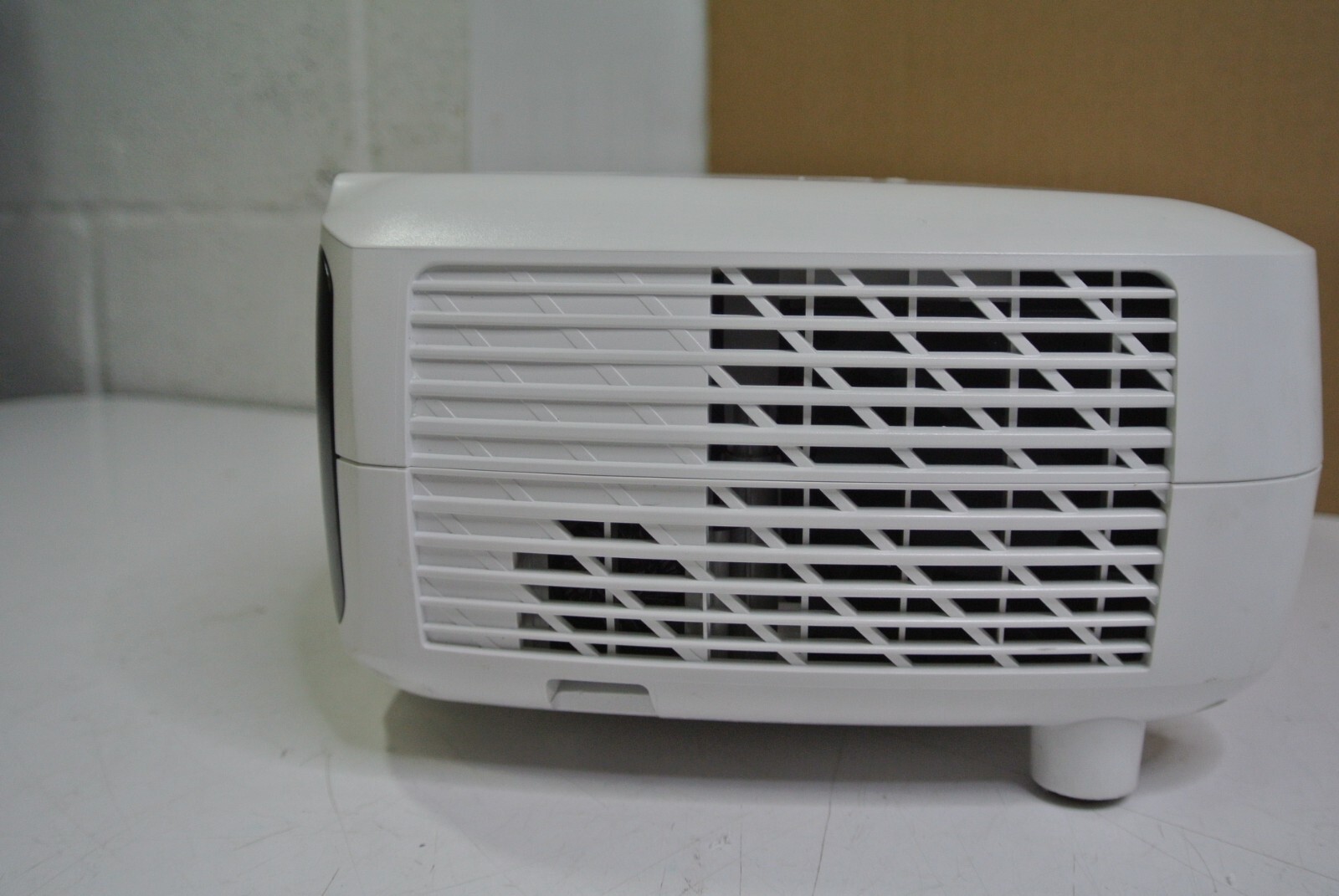 ViewSonic PA502S DLP Projector 21 Lamp Hours (NO POWER CORD/REMOTE) VS16970