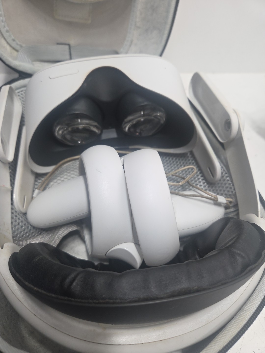 Meta Quest 2 128gb headset with controllers, cable, silicone cover, carry case