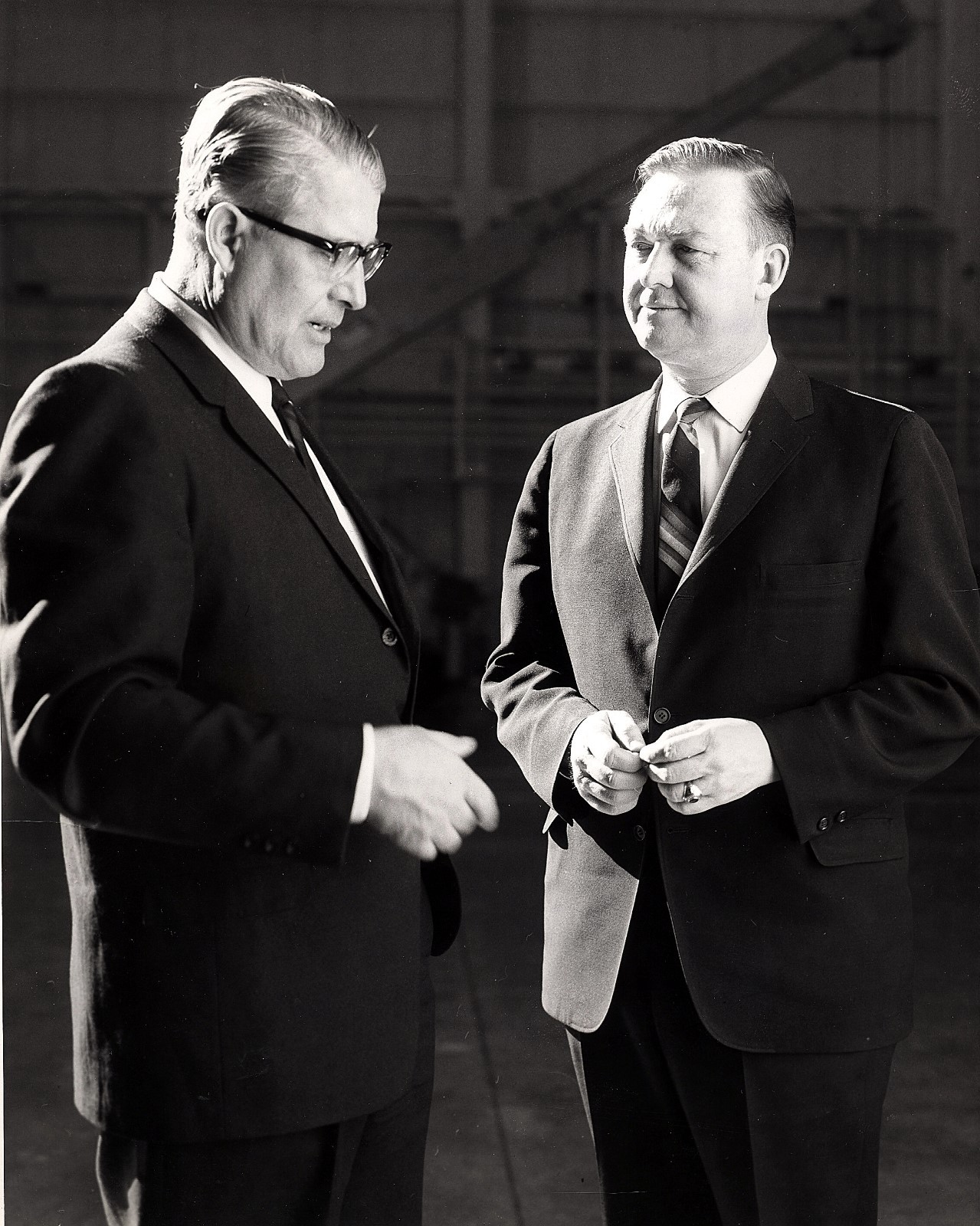 DR. WERNHER VON BRAUN SPEAKS w/ REP. ARMISTEAD SELDEN - NASA 8X10 PHOTO (EP-078)