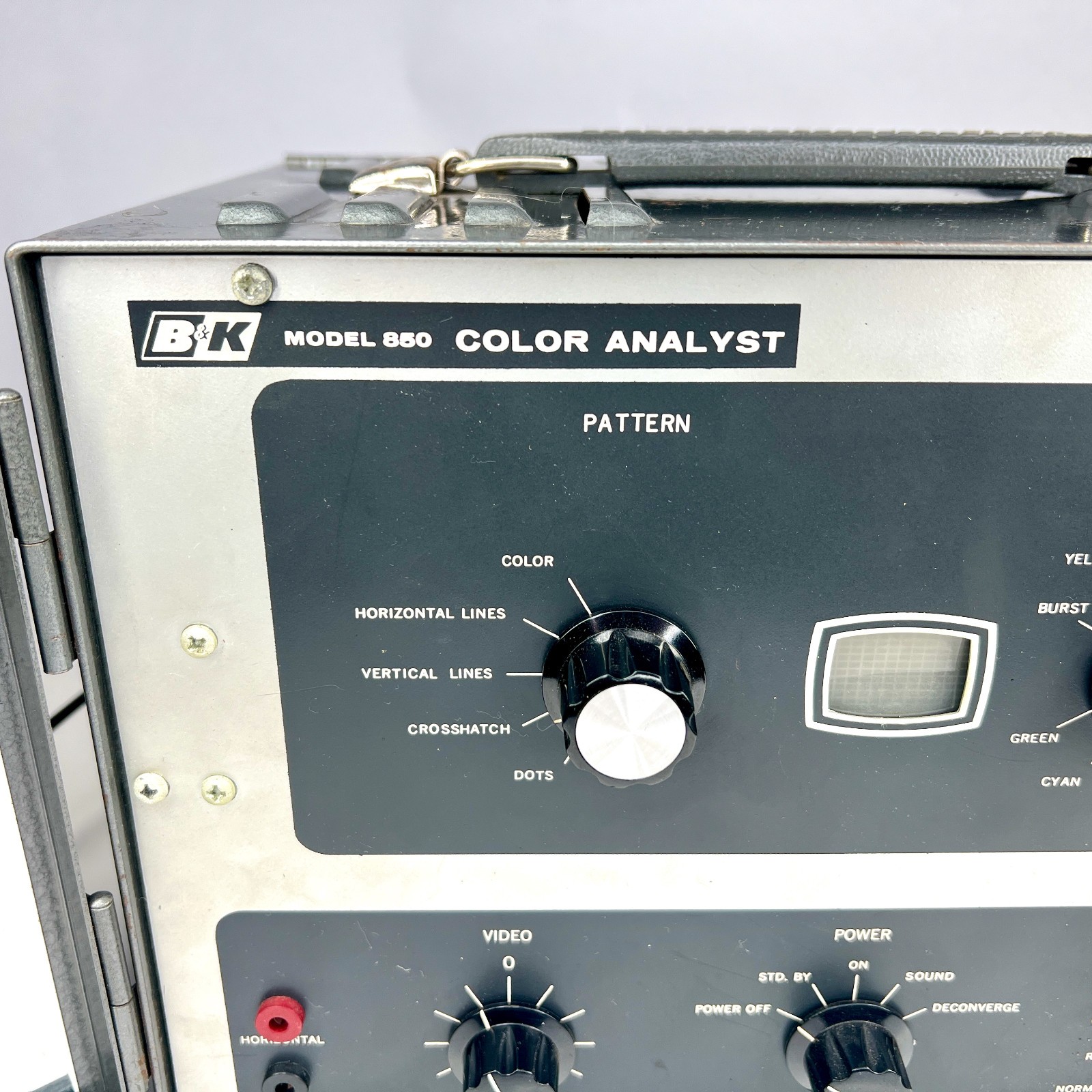B&K Model 850 Color Analyst CRT TV Test Equipment - Powers On - READ BELOW