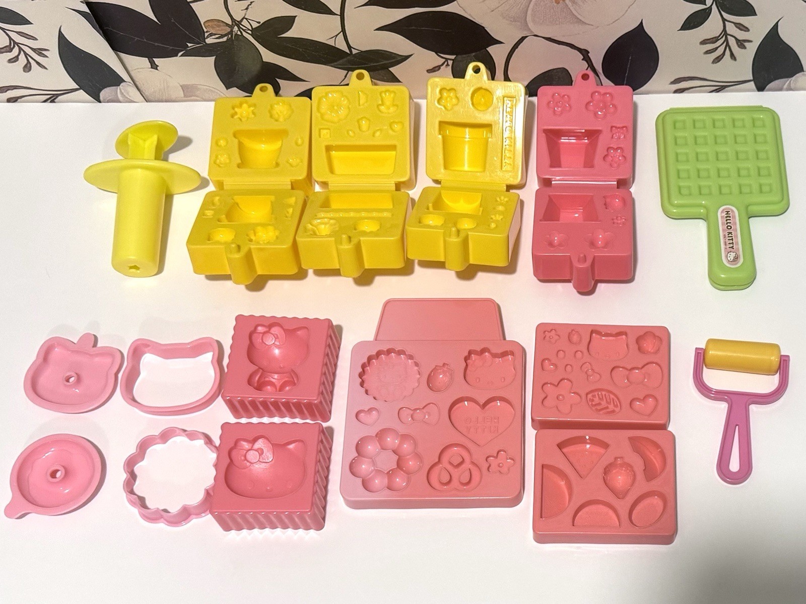 Sanrio VTG Hello Kitty Clay Playdoh Mold Mini Flower Pot Garden, Bakery SET Used