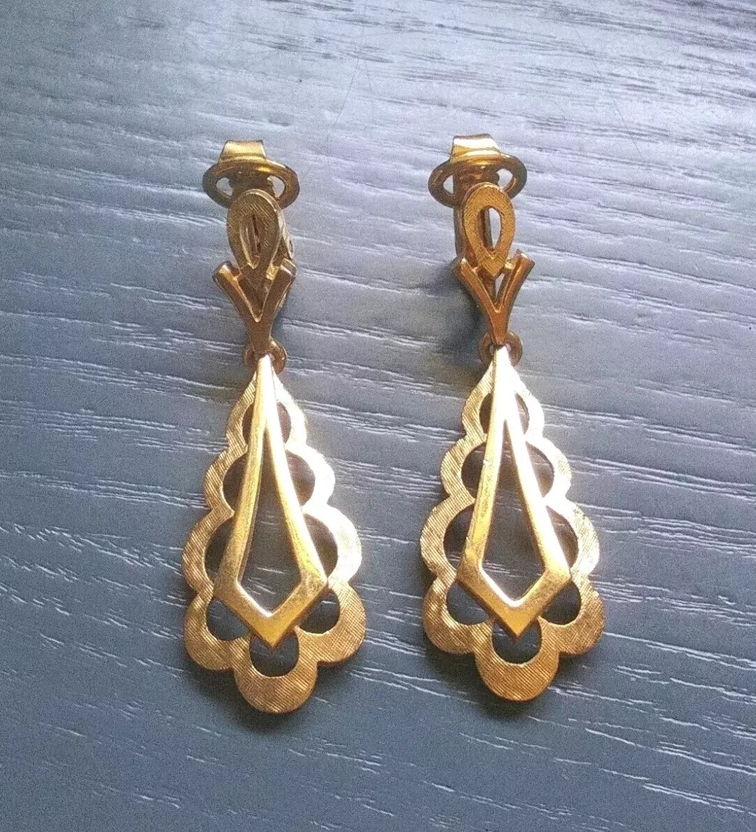 Vintage Trifari Gold Tone Brushed/Smooth Teardrop Dangle Clip-On Earrings. J6024