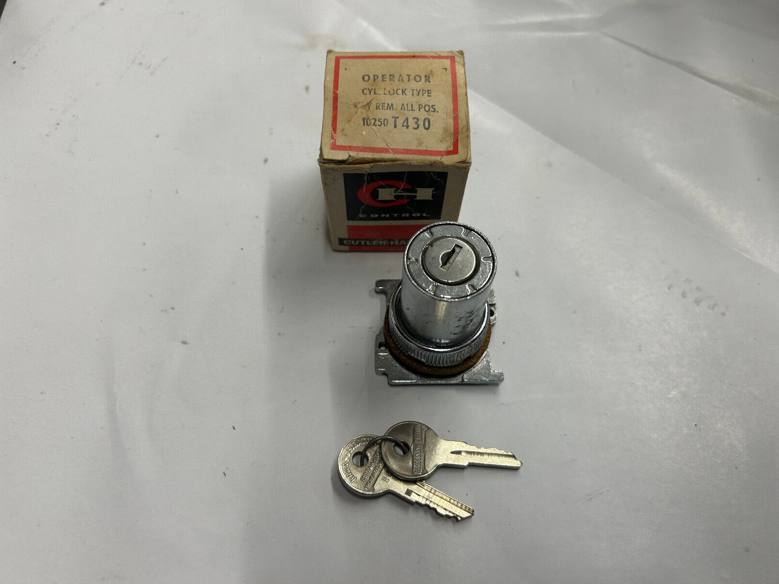 NEW Cutler Hammer 10250T430 Operator Cyl. Lock Type Key Rem. All Pos.