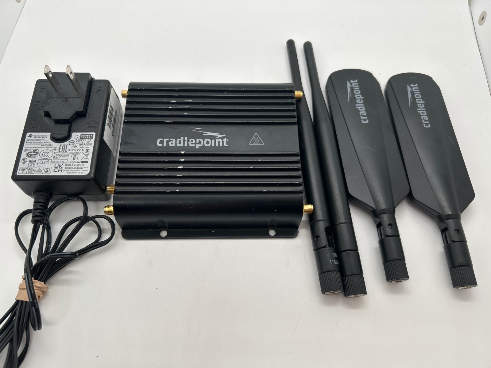 Cradlepoint IBR900-600M LTE Router Bundle w/ AC Adapter & Antennas