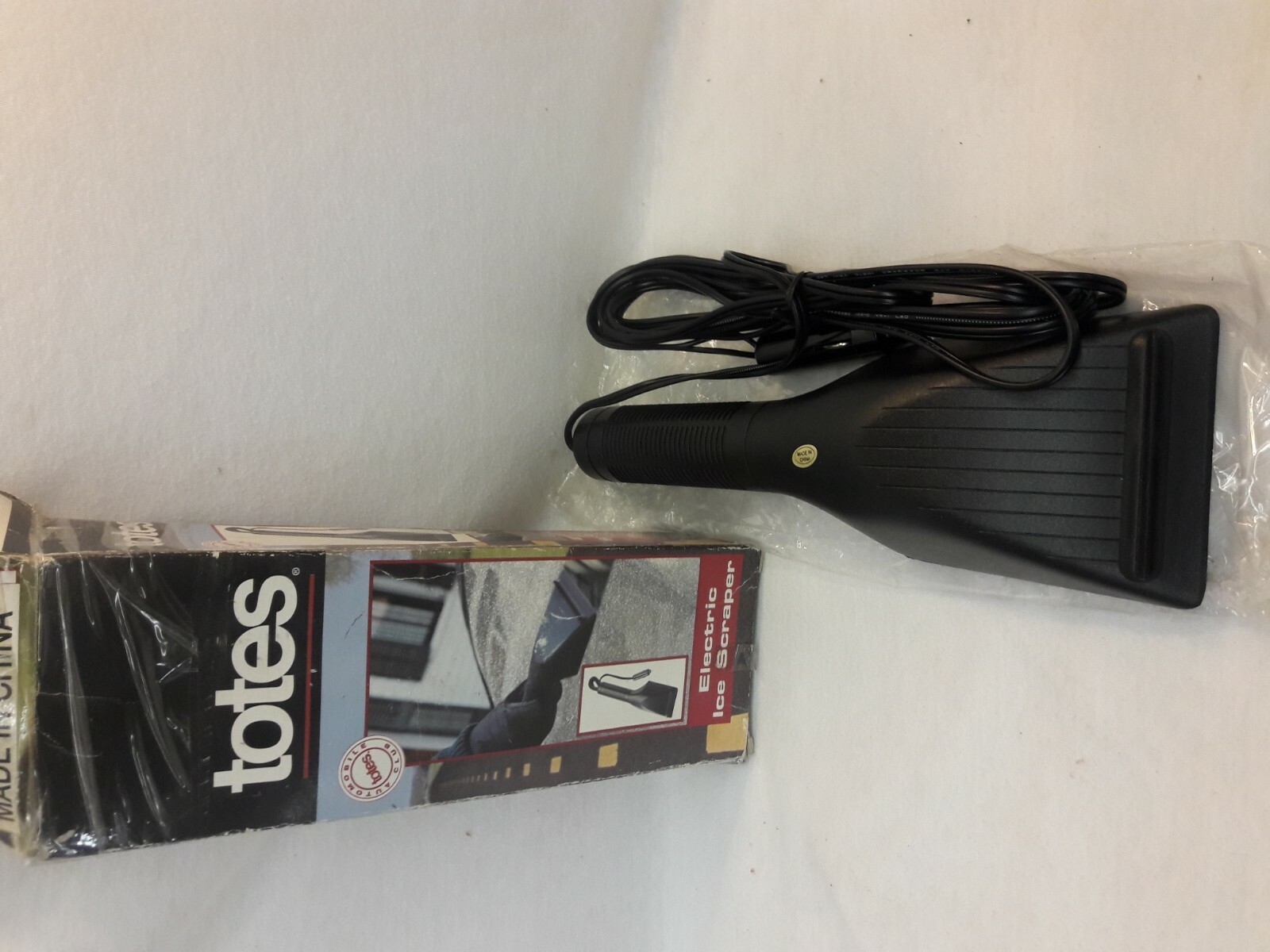 TOTES ELECTRIC ICE SCRAPER