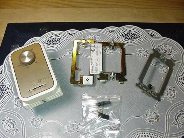 Johnson Controls S26AA-1C Switching Subase with Johnson Controls Thermostat NEW!