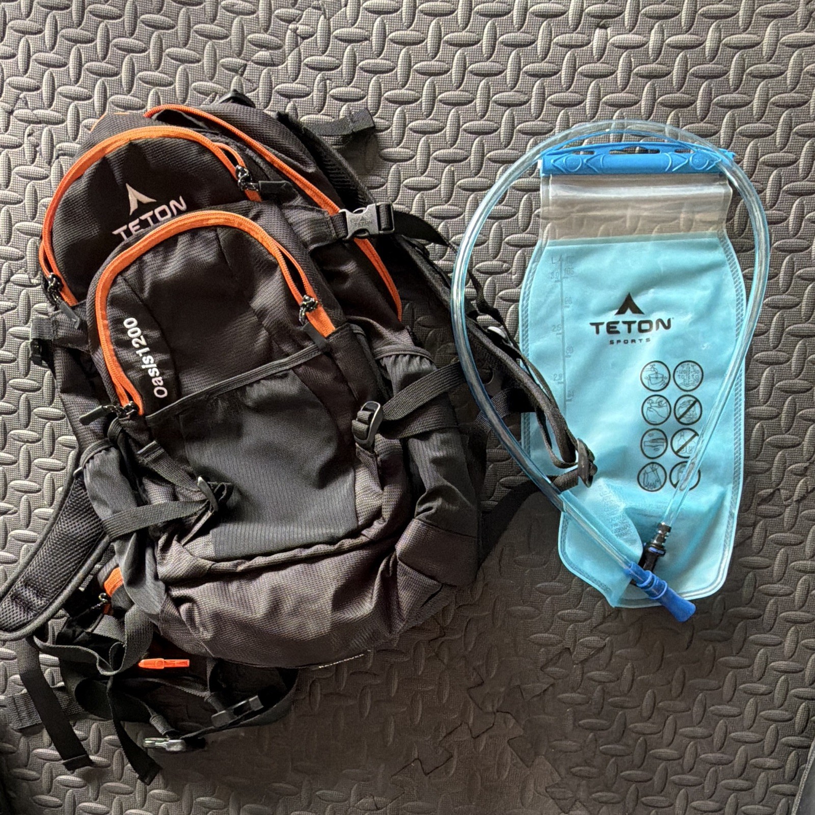 TETON Sports Oasis 1200 Hydration Pack Backpack w/ Bladder Hiking Camping