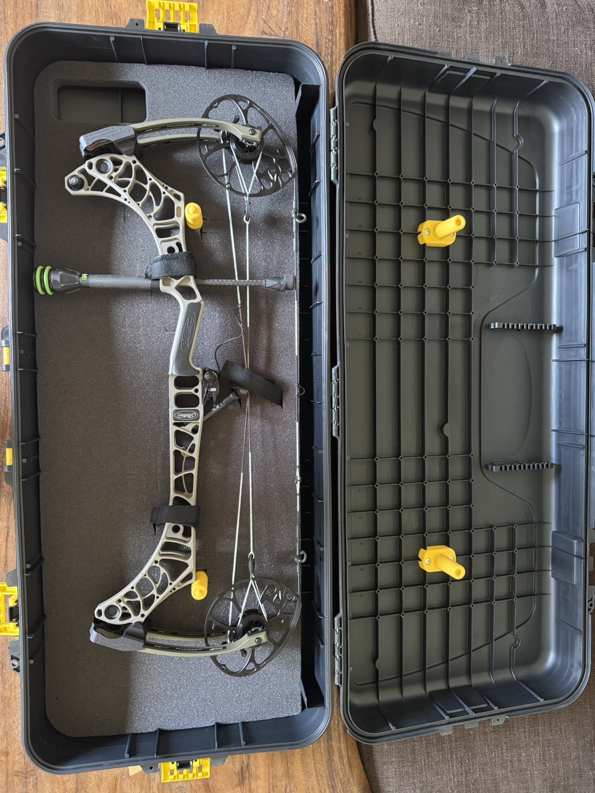 Package: Mathews V3X LH Compound Bow 70lb 29in Gray/Black w/ Plano Case