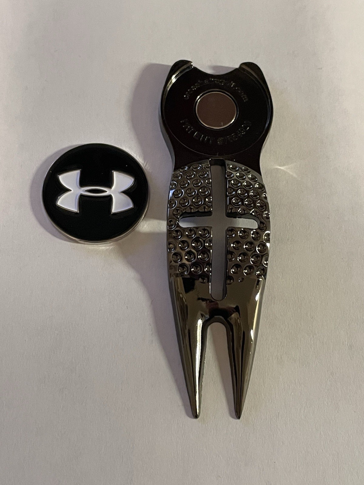 Crosshairs Divot Tool & Under Armour 1" Coin Style Golf Marker