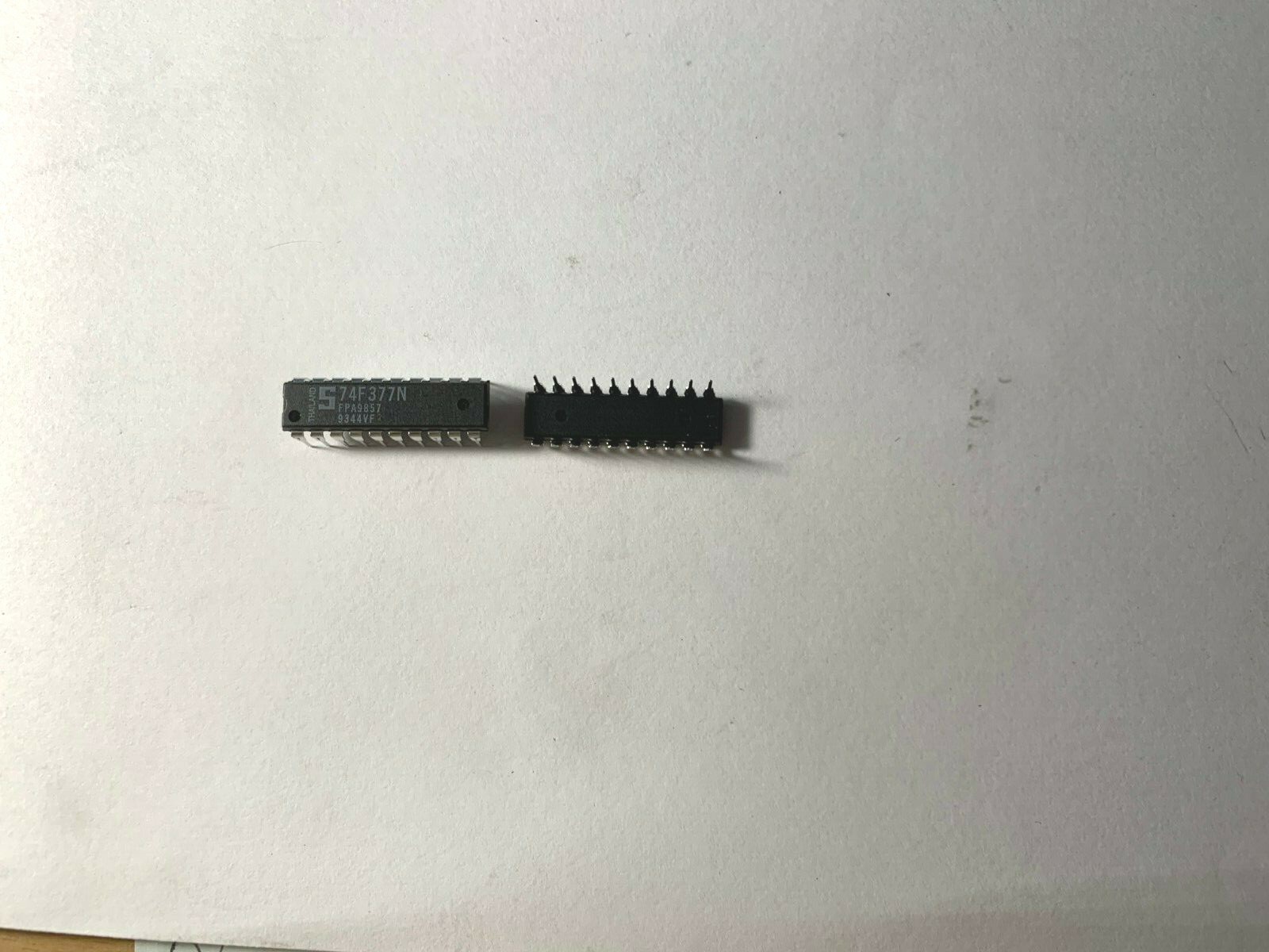Signetics - 74F377N INTEGRATED CIRCUIT, DIP-20 .