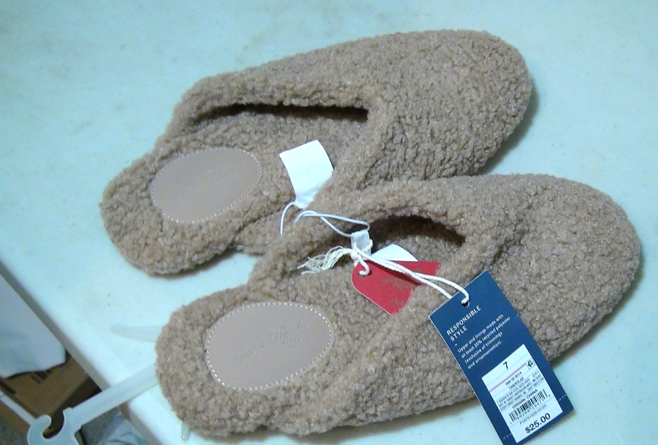Universal Thread Women's Tan / Kyler Faux Fur Fuzzy Closed Toe Slippers (7)