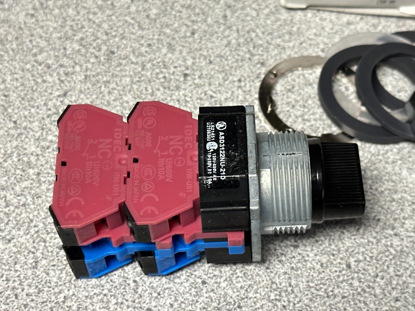 NEW IDEC ASD3122NU-210 3-POSITION SELECTOR SWITCH 30MM 2 NO - 2 NC