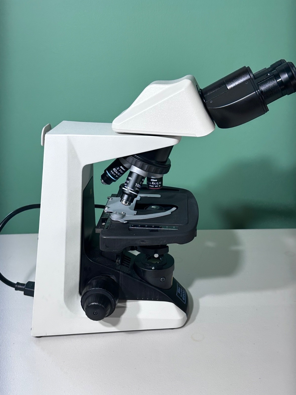 Nikon Eclipse E200 Binocular Microscope 4x 10x 40x 100x Oil LED Excellent
