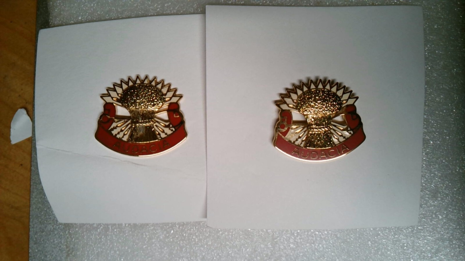 MILITARY INSIGNIA CREST SET OF 2 US ARMY 4TH AIR DEFENSE ARTILLERY ABN AUDACIA