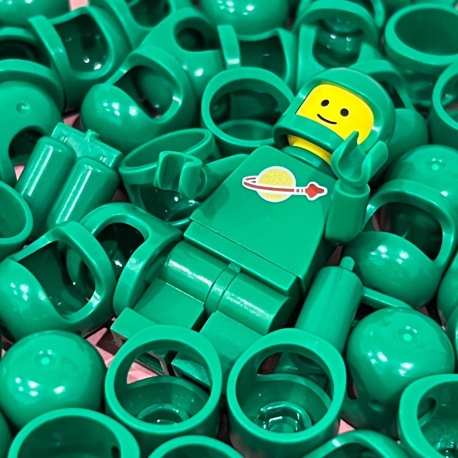 LEGO GREEN SPACE ASTRONAUT HELMET AIRTANK EXO SUIT PARTS BUILD YOUR OWN SPACEMAN