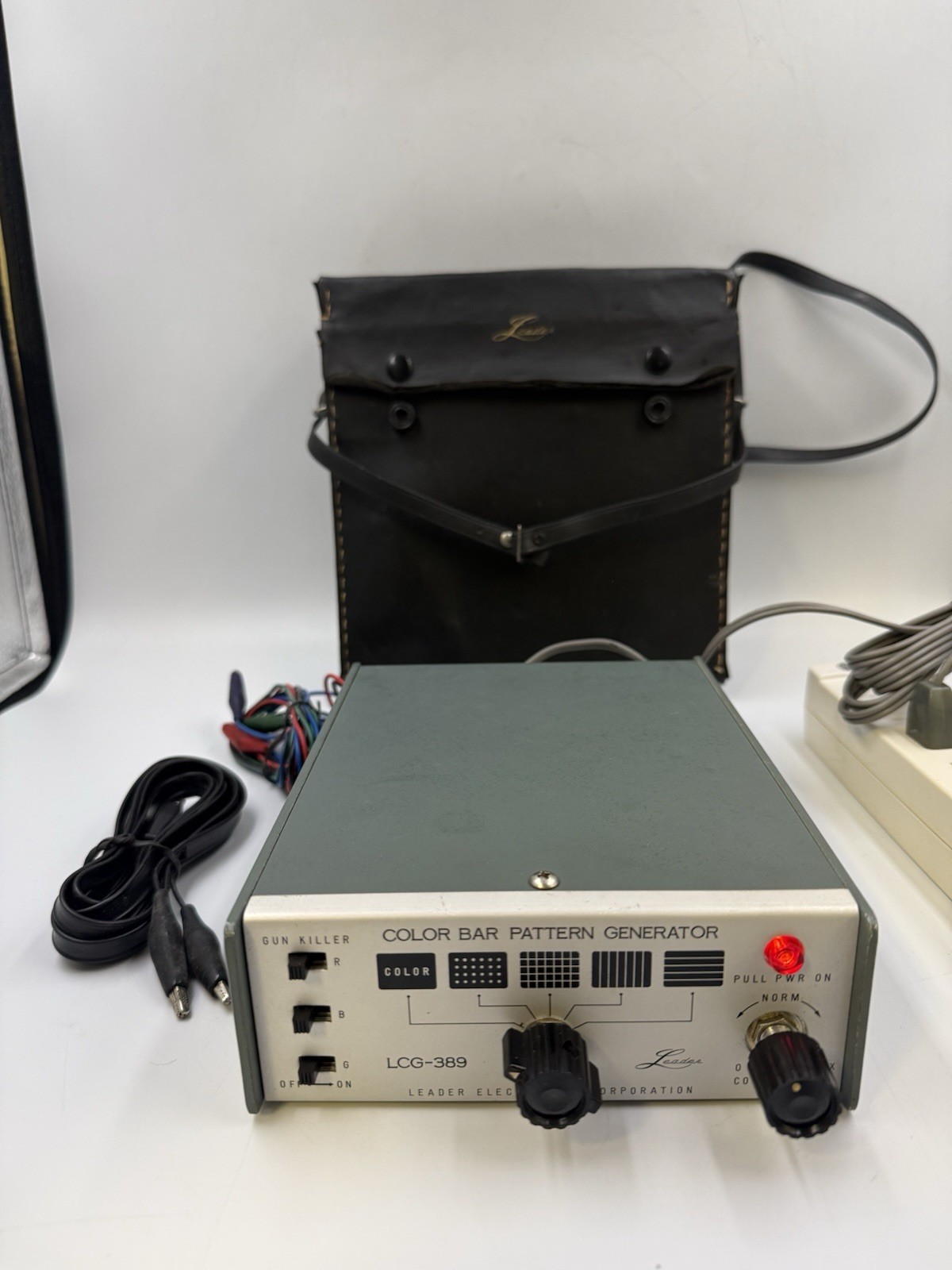 Vintage Leader LCG-389 Color Bar Pattern Generator - Tested & Working w/ OG Bag
