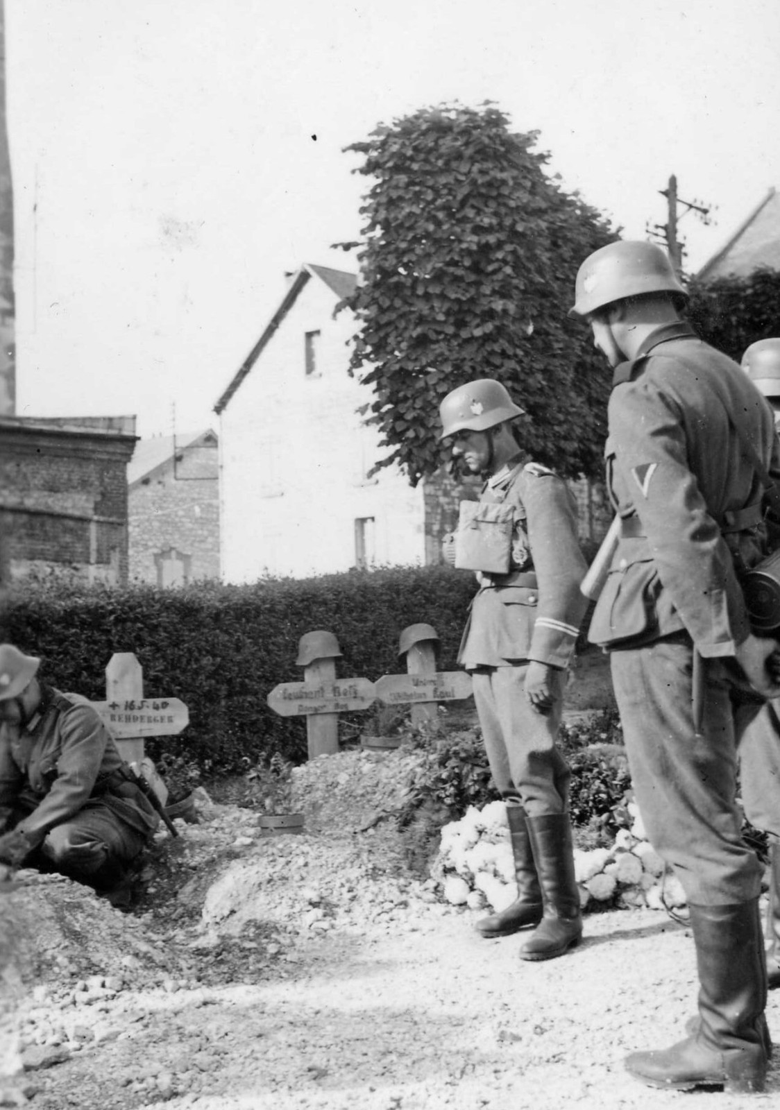 WW2 Photo WWII German Soldiers at Burial Graves World War Two Germany  / 2539