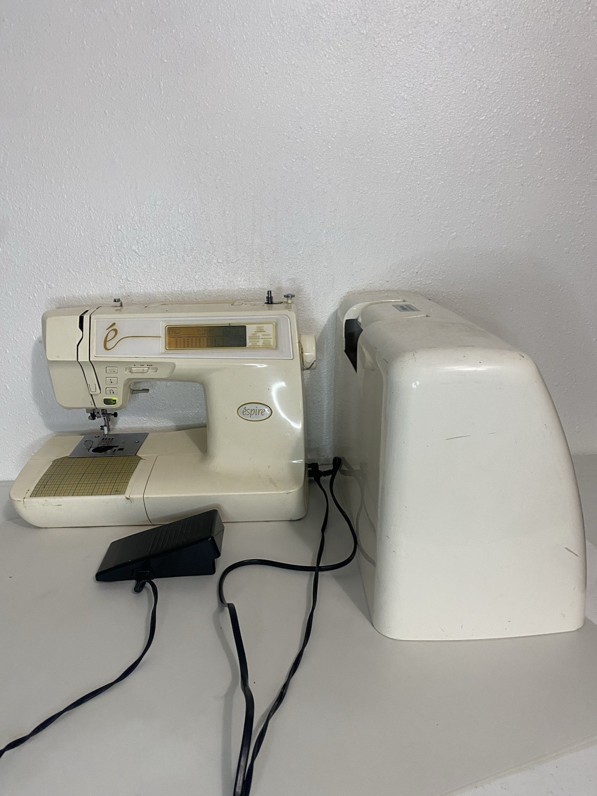 Baby Lock Éspire computerized sewing machine,Foot Pedal, Hard Cover, Working