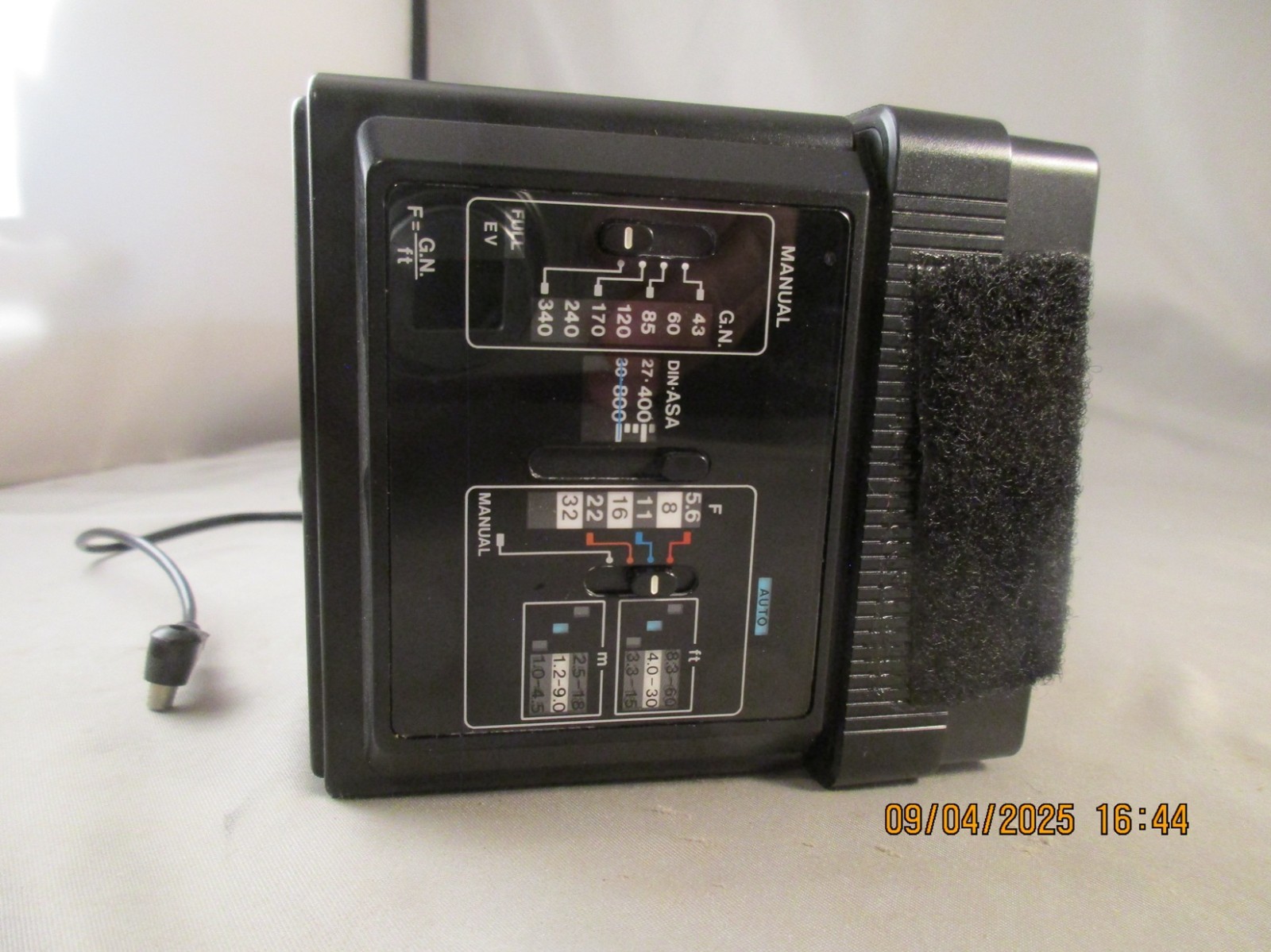Vivitar 3900 Auto Thyristor Flash w/bracket, cable & block used good condition