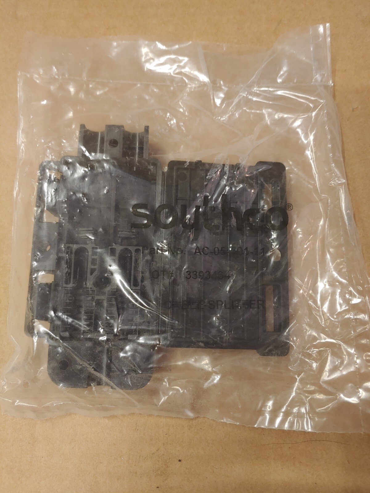 SOUTHCO CABLE SPLITTER ASSEMBLY #AC-05-301-11 COLOR BLACK