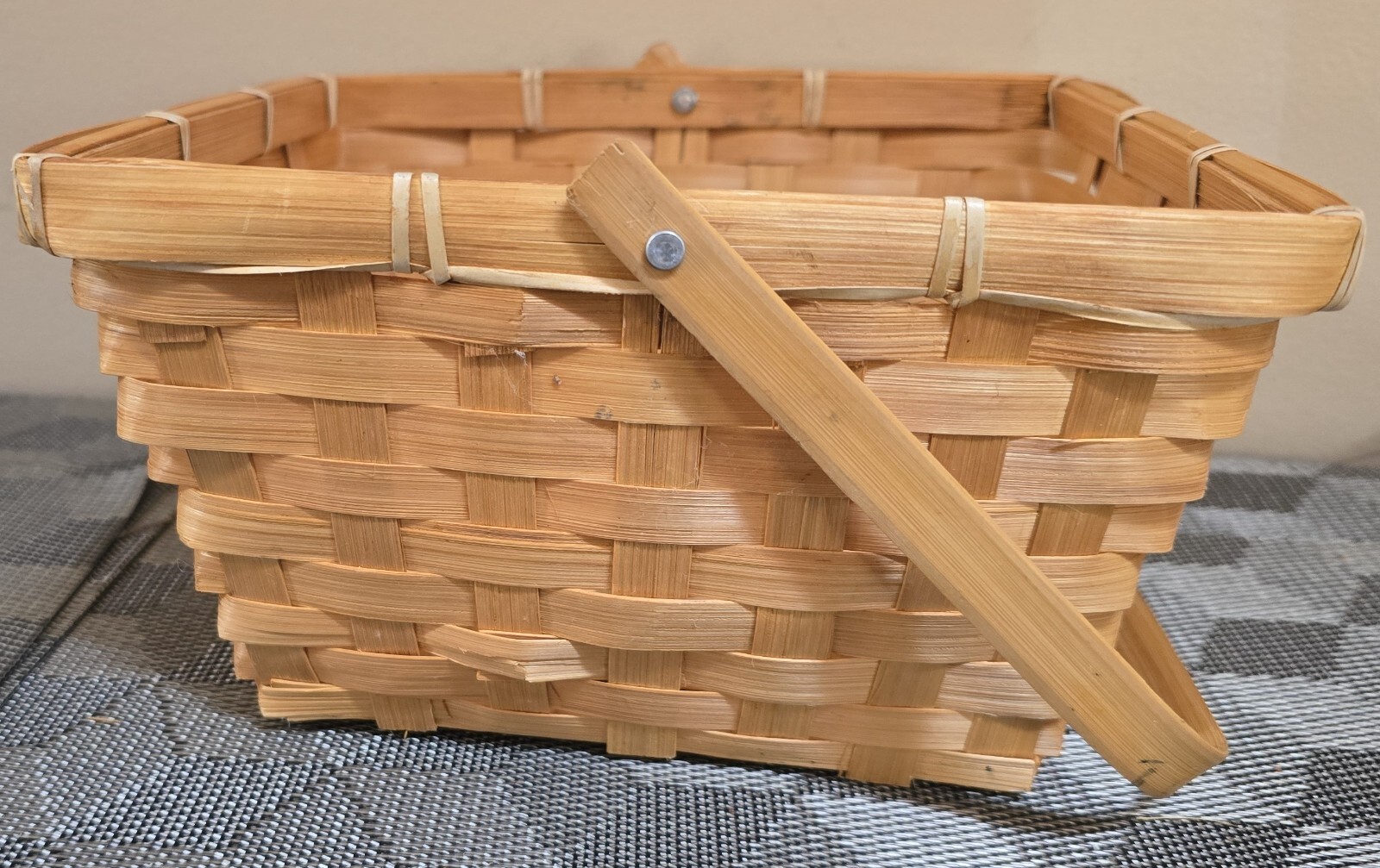 Woven Basket With Movable Handle; 8.75"x8"x5"