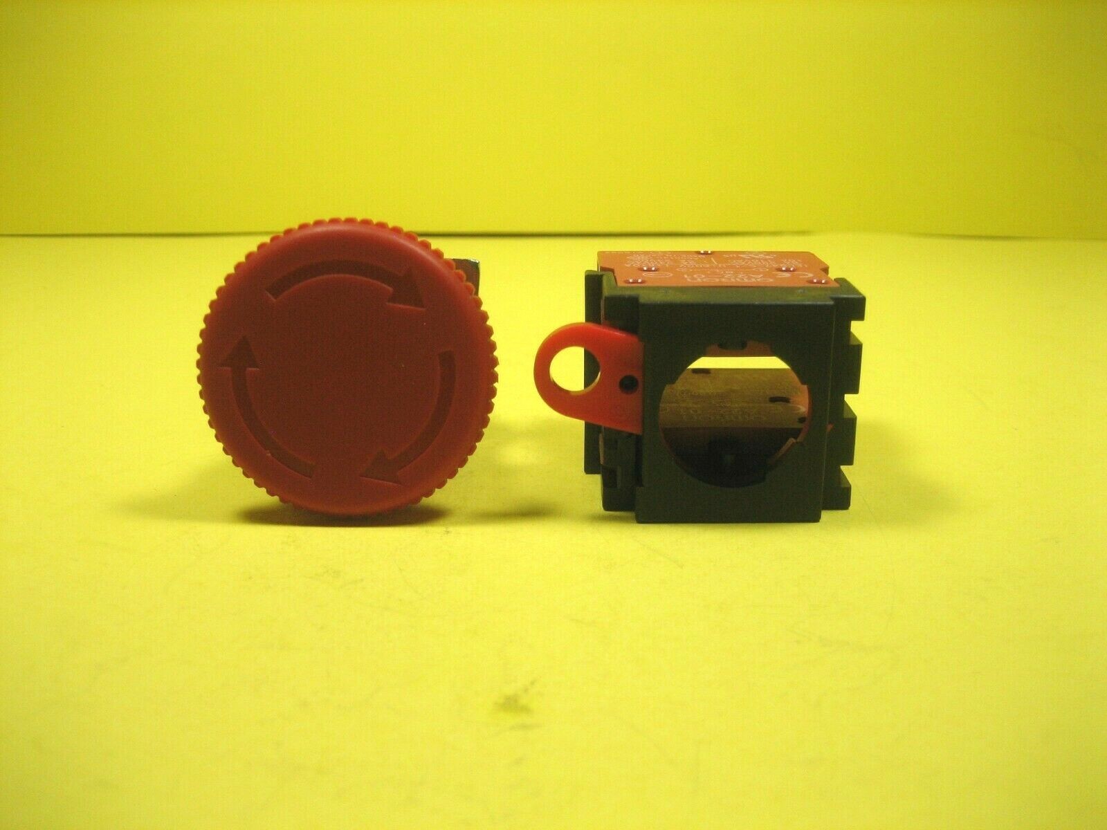 STI 11004-7002 Push Button